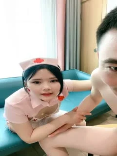 极品尤物美少妇化身小护士丝袜美腿激情草逼跪在椅子抬腿爆操1